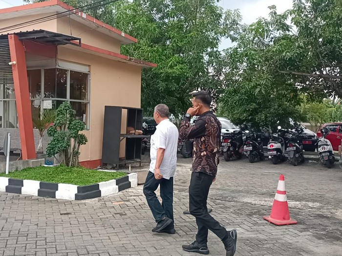 ketua dprd jatim kusnadi diperiksa kpk di BPKP Jatim