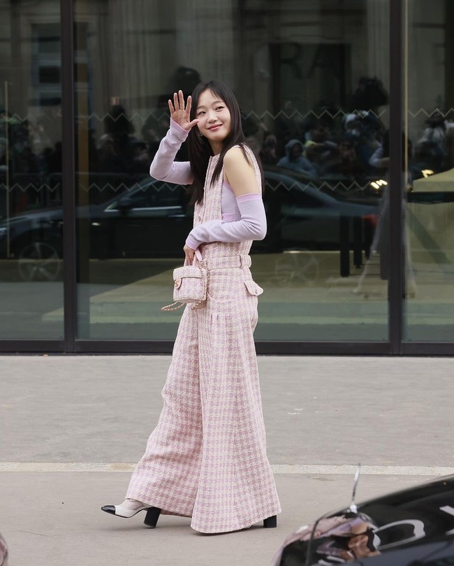 Penampilan mewah Kim Go Eun dilengkapi dengan koleksi small vanity bag Chanel yang punya motif serupa dengan busananya. Foto: Getty Images