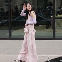 Penampilan mewah Kim Go Eun dilengkapi dengan koleksi small vanity bag Chanel yang punya motif serupa dengan busananya. Foto: Getty Images