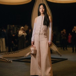 7 Gaya Kim Go Eun di Paris Fashion Week 2023, Manglingi dengan Rambut Baru