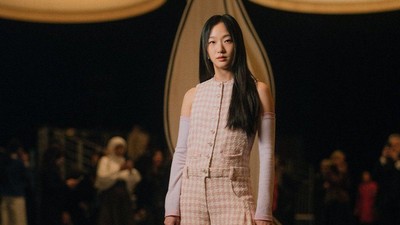 7 Gaya Kim Go Eun di Paris Fashion Week 2023, Manglingi dengan Rambut Baru