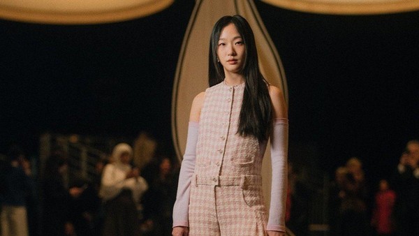 7 Gaya Kim Go Eun di Paris Fashion Week 2023, Manglingi dengan Rambut Baru