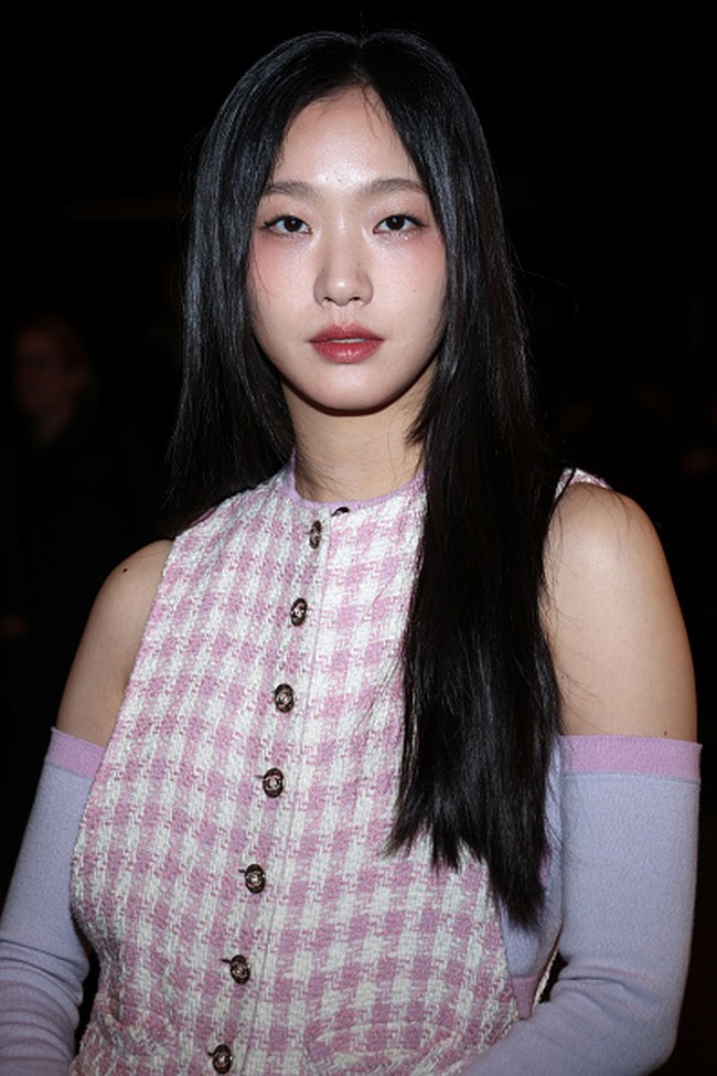 Sang aktris tampil feminin dalam balutan jumpsuit koleksi Chanel Spring Summer 2023. Foto: Getty Images