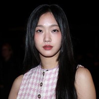 Sang aktris tampil feminin dalam balutan jumpsuit koleksi Chanel Spring Summer 2023. Foto: Getty Images