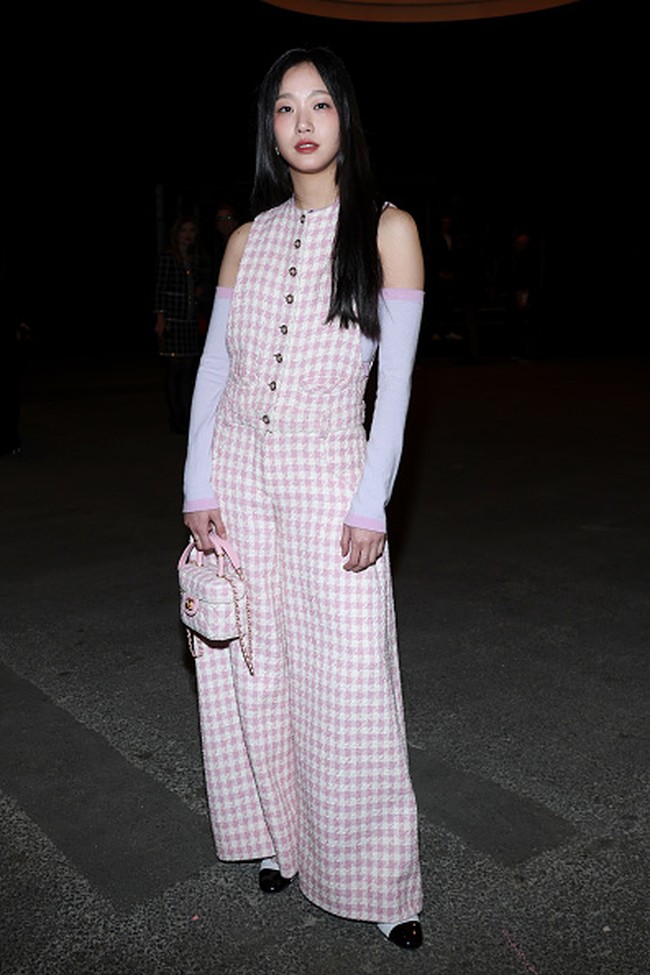 Kim Go Eun menghadiri peragaan busana Chanel Haute Couture Spring Summer 2023, yang termasuk dalam rangkaian acara Paris Fashion Week 2023. Foto: Getty Images