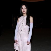 Kim Go Eun menghadiri peragaan busana Chanel Haute Couture Spring Summer 2023, yang termasuk dalam rangkaian acara Paris Fashion Week 2023. Foto: Getty Images