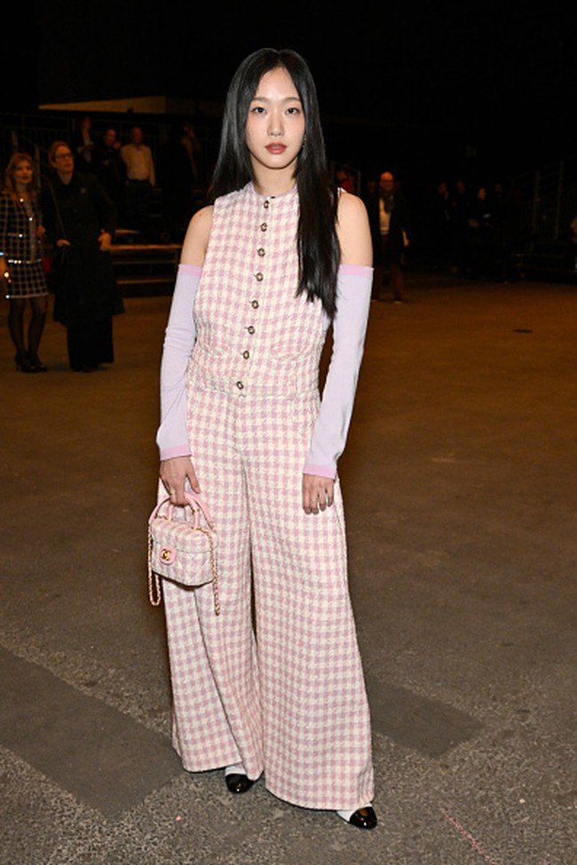 Kini tagar #KIMGOEUNxCHANEL menjadi trending topic Twitter di mancanegara. Penggemar ramai membicarakan penampilan Kim Go Eun di media sosial. Foto: Getty Images