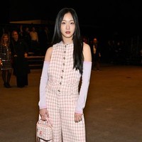 Kini tagar #KIMGOEUNxCHANEL menjadi trending topic Twitter di mancanegara. Penggemar ramai membicarakan penampilan Kim Go Eun di media sosial. Foto: Getty Images