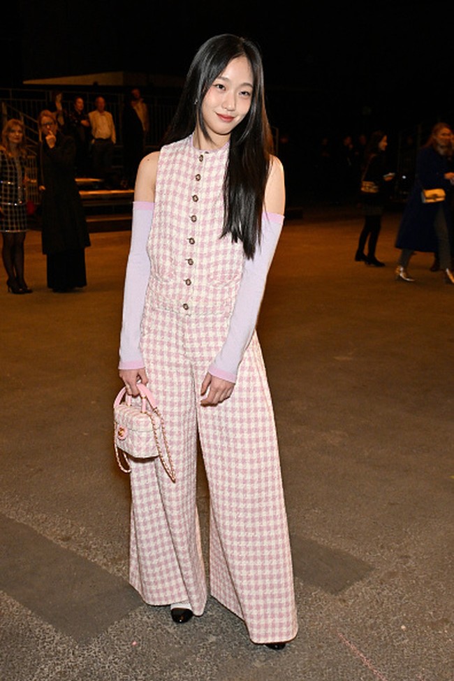 Penampilannya pada Selasa (24/1/2023) membuat penggemar pangling. Kim Go Eun terlihat punya model rambut hime cut. Foto: Getty Images