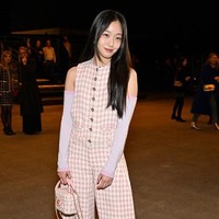 Penampilannya pada Selasa (24/1/2023) membuat penggemar pangling. Kim Go Eun terlihat punya model rambut hime cut. Foto: Getty Images