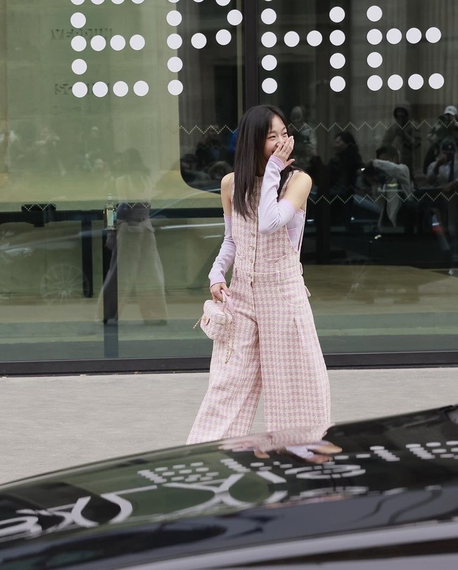 Selain Kim Go Eun, ada G-Dragon BIGBANG, Sadie Sink, hingga Tilda Swinton yang turut meramaikan peragaan busana Chanel Haute Couture Spring Summer 2023. Foto: Getty Images