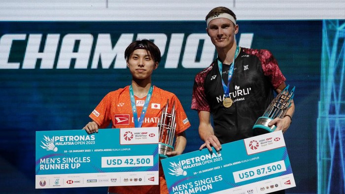 KUALA LUMPUR, MALAYSIA - 2023/01/15: Viktor Axelsen of Denmark (R) and Kodai Naraoka of Japan pose with their medals during the medal ceremony after the Mens Single Finals match of the Petronas Malaysia Open 2023 at Axiata Arena. 
Viktor Axelsen of Denmark won with scores; 21/21 : 6/15. (Photo by Wong Fok Loy/SOPA Images/LightRocket via Getty Images)