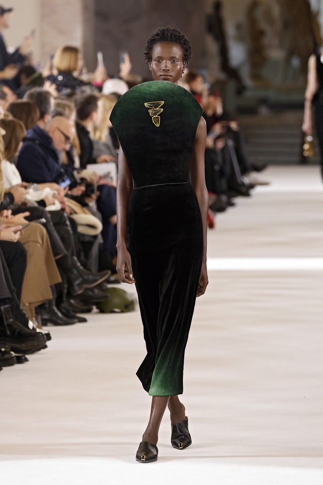 Fashion show Schiaparelli di Le Petit Palais, Paris Fashion Week Haute Couture Spring-Summer 2023, Senin [23/1/2023]. Desainer Schiaparelli, Daniel Roseberry terinspirasi puisi dari abad ke-14 yang bertajuk Inferno karya penulis Dante Alighieri. Puisi tersebut mengangkat sembilan lingkaran neraka yang kemudian diinterpretasikan Daniel dalam rupa hewan. Foto: Dok. Estrop/Getty Images.