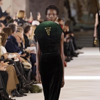 Fashion show Schiaparelli di Le Petit Palais, Paris Fashion Week Haute Couture Spring-Summer 2023, Senin [23/1/2023]. Desainer Schiaparelli, Daniel Roseberry terinspirasi puisi dari abad ke-14 yang bertajuk Inferno karya penulis Dante Alighieri. Puisi tersebut mengangkat sembilan lingkaran neraka yang kemudian diinterpretasikan Daniel dalam rupa hewan. Foto: Dok. Estrop/Getty Images.