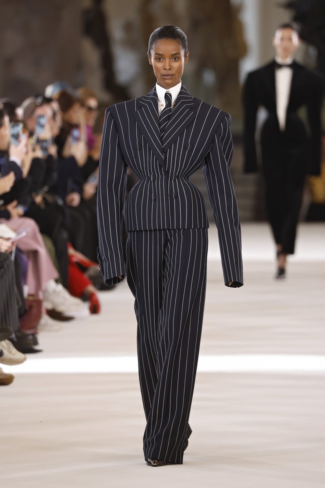 Fashion show Schiaparelli di Le Petit Palais, Paris Fashion Week Haute Couture Spring-Summer 2023, Senin [23/1/2023]. Desainer Schiaparelli, Daniel Roseberry terinspirasi puisi dari abad ke-14 yang bertajuk Inferno karya penulis Dante Alighieri. Puisi tersebut mengangkat sembilan lingkaran neraka yang kemudian diinterpretasikan Daniel dalam rupa hewan. Foto: Dok. Estrop/Getty Images.