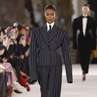 Fashion show Schiaparelli di Le Petit Palais, Paris Fashion Week Haute Couture Spring-Summer 2023, Senin [23/1/2023]. Desainer Schiaparelli, Daniel Roseberry terinspirasi puisi dari abad ke-14 yang bertajuk Inferno karya penulis Dante Alighieri. Puisi tersebut mengangkat sembilan lingkaran neraka yang kemudian diinterpretasikan Daniel dalam rupa hewan. Foto: Dok. Estrop/Getty Images.