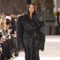 Fashion show Schiaparelli di Le Petit Palais, Paris Fashion Week Haute Couture Spring-Summer 2023, Senin [23/1/2023]. Desainer Schiaparelli, Daniel Roseberry terinspirasi puisi dari abad ke-14 yang bertajuk Inferno karya penulis Dante Alighieri. Puisi tersebut mengangkat sembilan lingkaran neraka yang kemudian diinterpretasikan Daniel dalam rupa hewan. Foto: Dok. Estrop/Getty Images.