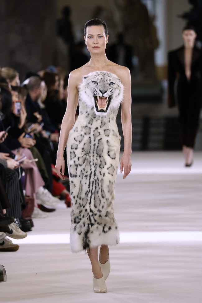 Fashion show Schiaparelli di Le Petit Palais, Paris Fashion Week Haute Couture Spring-Summer 2023, Senin [23/1/2023]. Desainer Schiaparelli, Daniel Roseberry terinspirasi puisi dari abad ke-14 yang bertajuk Inferno karya penulis Dante Alighieri. Puisi tersebut mengangkat sembilan lingkaran neraka yang kemudian diinterpretasikan Daniel dalam rupa hewan. Foto: Dok. Estrop/Getty Images.
