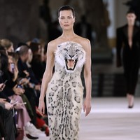 Fashion show Schiaparelli di Le Petit Palais, Paris Fashion Week Haute Couture Spring-Summer 2023, Senin [23/1/2023]. Desainer Schiaparelli, Daniel Roseberry terinspirasi puisi dari abad ke-14 yang bertajuk Inferno karya penulis Dante Alighieri. Puisi tersebut mengangkat sembilan lingkaran neraka yang kemudian diinterpretasikan Daniel dalam rupa hewan. Foto: Dok. Estrop/Getty Images.