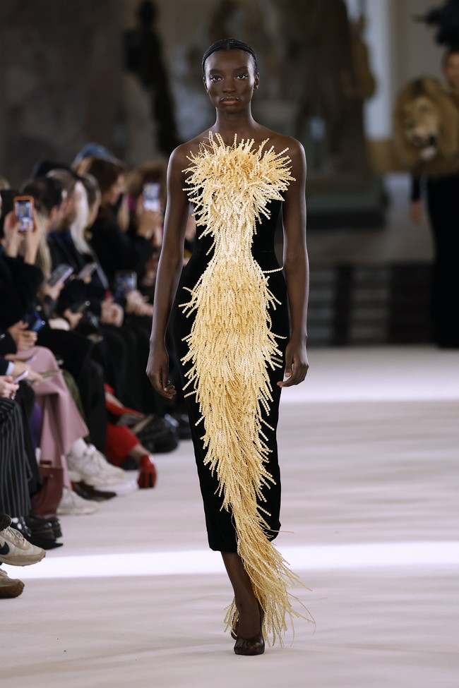 Fashion show Schiaparelli di Le Petit Palais, Paris Fashion Week Haute Couture Spring-Summer 2023, Senin [23/1/2023]. Desainer Schiaparelli, Daniel Roseberry terinspirasi puisi dari abad ke-14 yang bertajuk Inferno karya penulis Dante Alighieri. Puisi tersebut mengangkat sembilan lingkaran neraka yang kemudian diinterpretasikan Daniel dalam rupa hewan. Foto: Dok. Estrop/Getty Images.