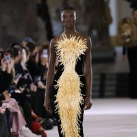 Fashion show Schiaparelli di Le Petit Palais, Paris Fashion Week Haute Couture Spring-Summer 2023, Senin [23/1/2023]. Desainer Schiaparelli, Daniel Roseberry terinspirasi puisi dari abad ke-14 yang bertajuk Inferno karya penulis Dante Alighieri. Puisi tersebut mengangkat sembilan lingkaran neraka yang kemudian diinterpretasikan Daniel dalam rupa hewan. Foto: Dok. Estrop/Getty Images.