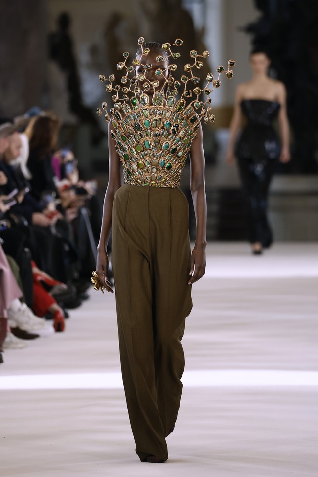 Fashion show Schiaparelli di Le Petit Palais, Paris Fashion Week Haute Couture Spring-Summer 2023, Senin [23/1/2023]. Desainer Schiaparelli, Daniel Roseberry terinspirasi puisi dari abad ke-14 yang bertajuk Inferno karya penulis Dante Alighieri. Puisi tersebut mengangkat sembilan lingkaran neraka yang kemudian diinterpretasikan Daniel dalam rupa hewan. Foto: Dok. Estrop/Getty Images.