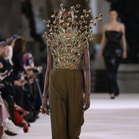 Fashion show Schiaparelli di Le Petit Palais, Paris Fashion Week Haute Couture Spring-Summer 2023, Senin [23/1/2023]. Desainer Schiaparelli, Daniel Roseberry terinspirasi puisi dari abad ke-14 yang bertajuk Inferno karya penulis Dante Alighieri. Puisi tersebut mengangkat sembilan lingkaran neraka yang kemudian diinterpretasikan Daniel dalam rupa hewan. Foto: Dok. Estrop/Getty Images.