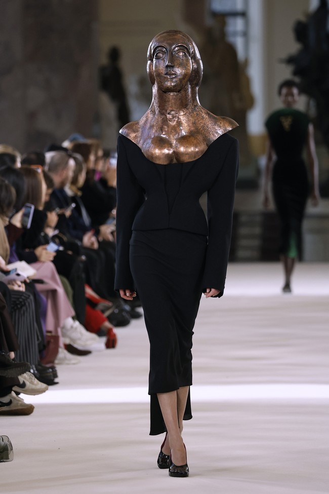 Fashion show Schiaparelli di Le Petit Palais, Paris Fashion Week Haute Couture Spring-Summer 2023, Senin [23/1/2023]. Desainer Schiaparelli, Daniel Roseberry terinspirasi puisi dari abad ke-14 yang bertajuk Inferno karya penulis Dante Alighieri. Puisi tersebut mengangkat sembilan lingkaran neraka yang kemudian diinterpretasikan Daniel dalam rupa hewan. Foto: Dok. Estrop/Getty Images.