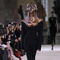 Fashion show Schiaparelli di Le Petit Palais, Paris Fashion Week Haute Couture Spring-Summer 2023, Senin [23/1/2023]. Desainer Schiaparelli, Daniel Roseberry terinspirasi puisi dari abad ke-14 yang bertajuk Inferno karya penulis Dante Alighieri. Puisi tersebut mengangkat sembilan lingkaran neraka yang kemudian diinterpretasikan Daniel dalam rupa hewan. Foto: Dok. Estrop/Getty Images.