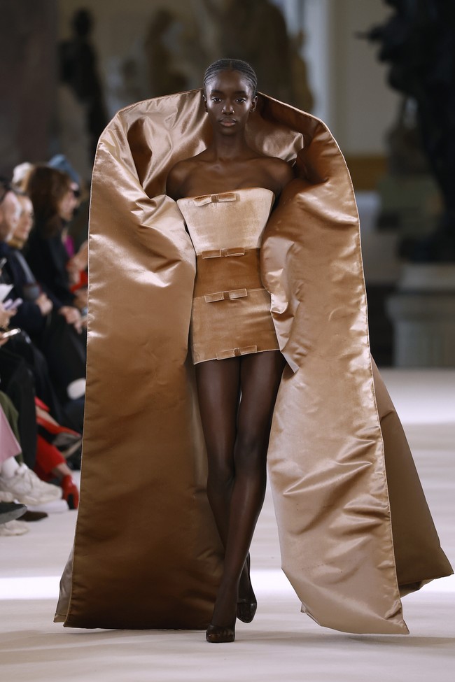 Fashion show Schiaparelli di Le Petit Palais, Paris Fashion Week Haute Couture Spring-Summer 2023, Senin [23/1/2023]. Desainer Schiaparelli, Daniel Roseberry terinspirasi puisi dari abad ke-14 yang bertajuk Inferno karya penulis Dante Alighieri. Puisi tersebut mengangkat sembilan lingkaran neraka yang kemudian diinterpretasikan Daniel dalam rupa hewan. Foto: Dok. Estrop/Getty Images.