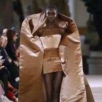 Fashion show Schiaparelli di Le Petit Palais, Paris Fashion Week Haute Couture Spring-Summer 2023, Senin [23/1/2023]. Desainer Schiaparelli, Daniel Roseberry terinspirasi puisi dari abad ke-14 yang bertajuk Inferno karya penulis Dante Alighieri. Puisi tersebut mengangkat sembilan lingkaran neraka yang kemudian diinterpretasikan Daniel dalam rupa hewan. Foto: Dok. Estrop/Getty Images.