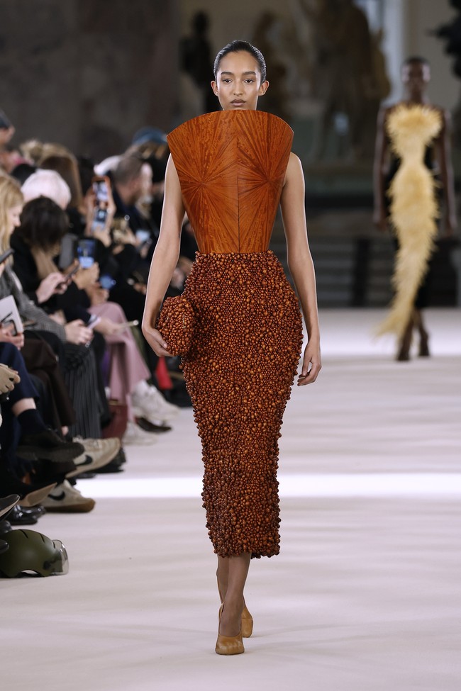 Fashion show Schiaparelli di Le Petit Palais, Paris Fashion Week Haute Couture Spring-Summer 2023, Senin [23/1/2023]. Desainer Schiaparelli, Daniel Roseberry terinspirasi puisi dari abad ke-14 yang bertajuk Inferno karya penulis Dante Alighieri. Puisi tersebut mengangkat sembilan lingkaran neraka yang kemudian diinterpretasikan Daniel dalam rupa hewan. Foto: Dok. Estrop/Getty Images.