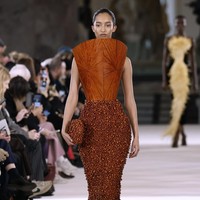 Fashion show Schiaparelli di Le Petit Palais, Paris Fashion Week Haute Couture Spring-Summer 2023, Senin [23/1/2023]. Desainer Schiaparelli, Daniel Roseberry terinspirasi puisi dari abad ke-14 yang bertajuk Inferno karya penulis Dante Alighieri. Puisi tersebut mengangkat sembilan lingkaran neraka yang kemudian diinterpretasikan Daniel dalam rupa hewan. Foto: Dok. Estrop/Getty Images.