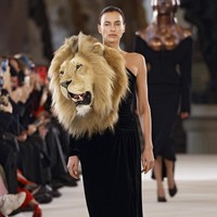 Fashion show Schiaparelli di Le Petit Palais, Paris Fashion Week Haute Couture Spring-Summer 2023, Senin [23/1/2023]. Desainer Schiaparelli, Daniel Roseberry terinspirasi puisi dari abad ke-14 yang bertajuk Inferno karya penulis Dante Alighieri. Puisi tersebut mengangkat sembilan lingkaran neraka yang kemudian diinterpretasikan Daniel dalam rupa hewan. Foto: Dok. Estrop/Getty Images.