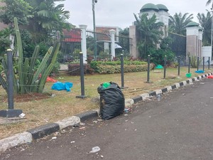 Demo Perangkat Desa Bubar, Sampah Berserakan di Depan Gerbang DPR