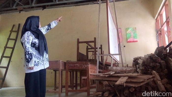 Kondisi ruang kelas II di SD Negeri 2 Pamulihan, Kecamatan Subang, Kuningan yang ambruk