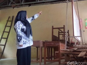 Kondisi Kayu Lapuk, Plafon di SD 2 Pamulihan Kuningan Ambruk