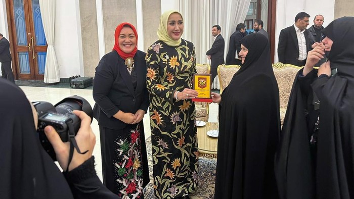 Kowani Ikuti Kongres Wanita Internasional di Iran Ketum Kowani Giwo Rubianto Wiyogo bertemu dengan Dubes Indonesia untuk Iran Ronny Prasetyo Yuliantoro. Ia menyampaikan hasil kongres wanita di Teheran, Iran.