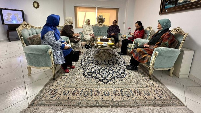 Kowani Ikuti Kongres Wanita Internasional di Iran Ketum Kowani Giwo Rubianto Wiyogo bertemu dengan Dubes Indonesia untuk Iran Ronny Prasetyo Yuliantoro. Ia menyampaikan hasil kongres wanita di Teheran, Iran.