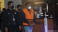 Eks Panglima GAM itu lalu keluar didampingi penyidik. Baju tahanan KPK dan borgol di tangan masih melekat di tubuh Izil Azhar.
