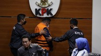 KPK langsung menggelar konferensi pers untuk menjelaskan duduk perkara kasus korupsi yang menjerat Izil Azhar. Izil diduga ikut menerima aliran gratifikasi senilai Rp 32 miliar bersama mantan Gubernur Aceh Irwandi Yusuf, yang sebelumnya telah menjalani vonis. 
