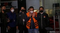 Namun Izil, yang berstatus saksi, berulang kali mangkir dari panggilan KPK. Kemudian pada 26 Desember 2018, KPK resmi memasukkan Izil ke daftar pencarian orang.