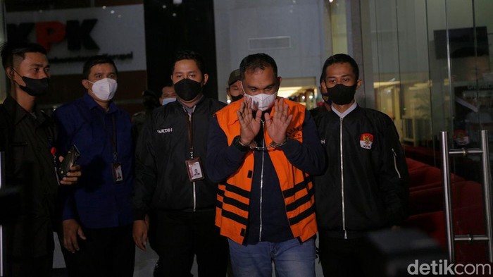 Salah satu buron KPK, Izil Azhar, telah ditangkap di Banda Aceh. Mantan Panglima GAM ini resmi ditahan KPK sebagai tersangka korupsi.