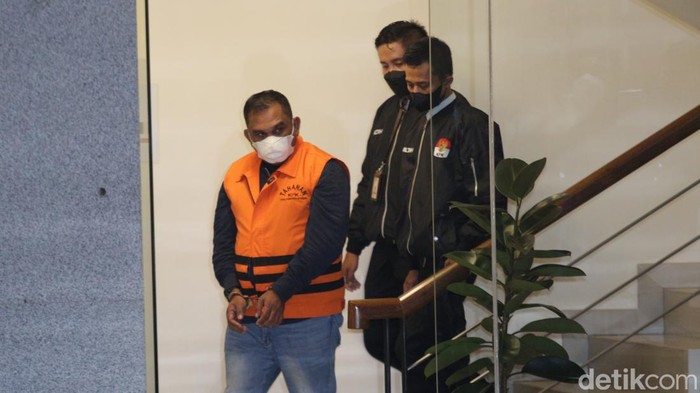 KPK Resmi Menahan Eks Panglima GAM Izil Azhar Salah satu buron KPK, Izil Azhar, telah ditangkap di Banda Aceh. Mantan Panglima GAM ini resmi ditahan KPK sebagai tersangka korupsi.