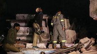 Tim SAR langsung dikerahkan ke lokasi untuk melakukan evakuasi para korban.