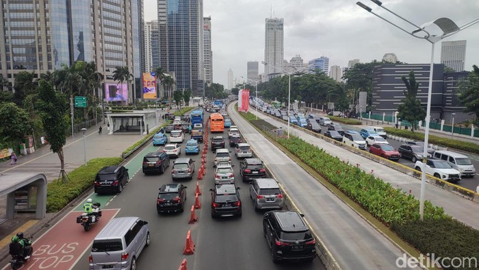 Lalin di Jl Jendral Sudirman macet imbas demo perangkat desa di DPR