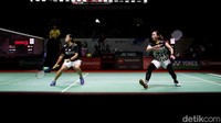 Ganda Putri Indonesia Lanny Tria Mayasari/Ribka Sugiarto mengembalikan kok kepada Ganda Putri Amerika Serikat Annie Xu/Kerry Xu pada babak 32 besar Indonesia Master, Istora Senayan, Rabu (25/1/2023).