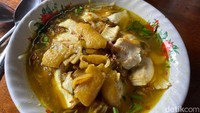 Seporsi soto ayam dibanderol Rp 15.000 saja dengan isian daging yang banyak dan tebal-tebal.
