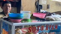 Masih di lantai 2, kamu bisa cicip soto ayam legendaris enak racikan Pakdhe. Ia sudah punya banyak pelanggan setia!
