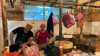 Pak Ramdani (kiri) dan rekannya, salah satu penjual di kios daging sapi. Lokasinya ada di lantai 2 Pasar Kebayoran Lama yang berisi sekitar 60 kios.